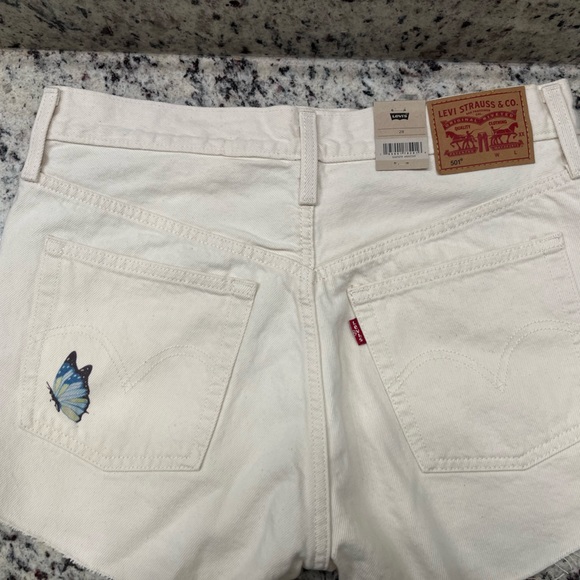 Women’s Levi white denim shorts with butterfly detail new with tag size 28 - Picture 4 of 5